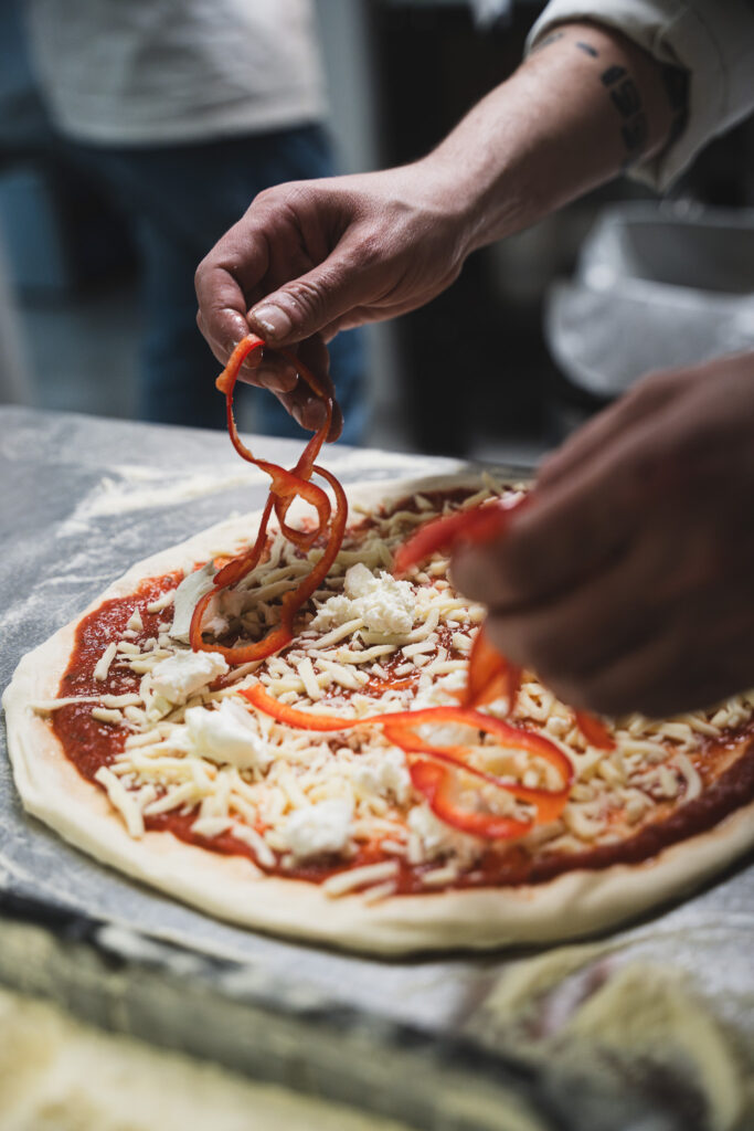 Pizza die wordt voorbereid