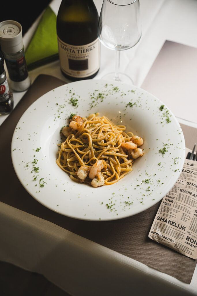 Een bord met scampi's en pasta van Il Nuovo Lentini Oostende