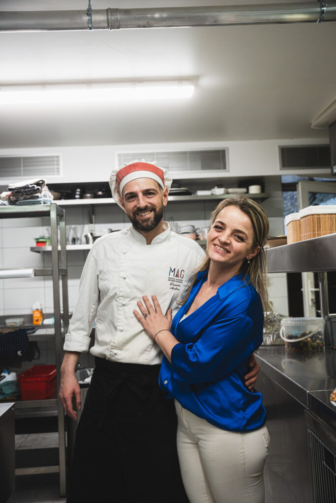 Ana & Daniele omhelzen elkaar in de keuken